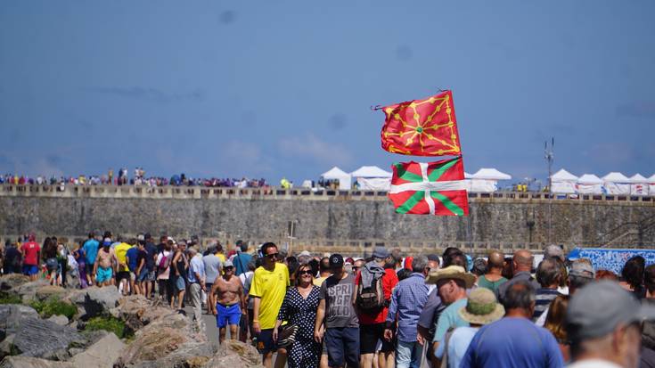 Euskal preso, iheslari eta deportatuak "etxean" nahi dituztela aldarrikatzeko mobilizazio jendetsua egin dute gaur Orion