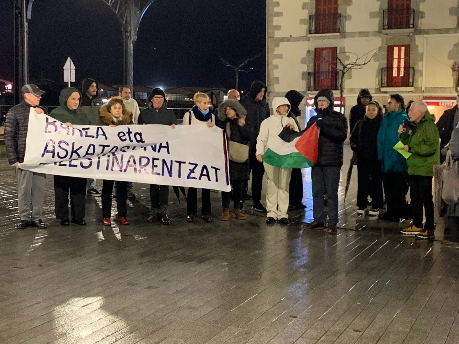 Palestinar herriaren alde elkartu dira oriotarrak Herriko Plazan