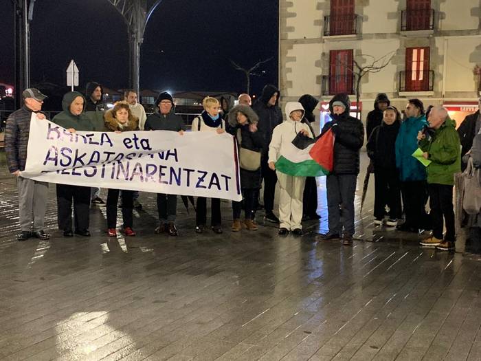 Palestinar herriaren alde elkartu dira oriotarrak Herriko Plazan