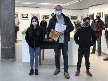 Zuhaitza lehiaketaren sariak banatu eta argazki erakusketa ireki dute Azpeitian