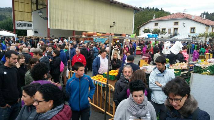 Jende ugari bildu da Elosuko ganadu ferian