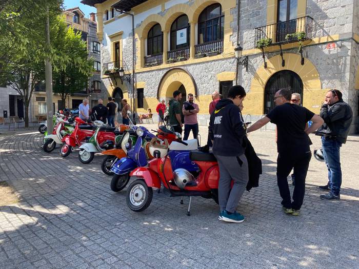 Azpeitian elkartu dira hainbat txokotako Lambrettazaleak eta Vespazaleak