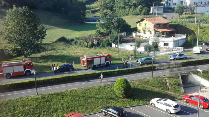 Bi autoren arteko istripua izan da Sanjuandegi eta Loiola artean, Barrenetxe parean