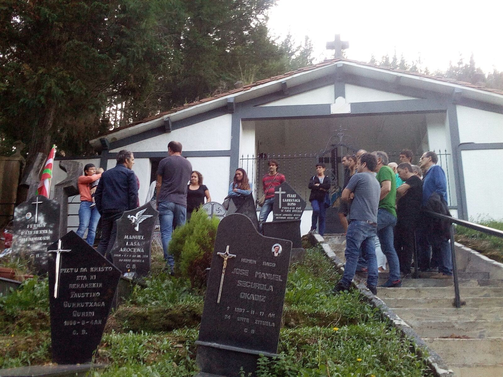 Angel Otaegi gogoan izan dute Nuarbeko hilerrian, haren fusilamenduaren 42. urtemugan
