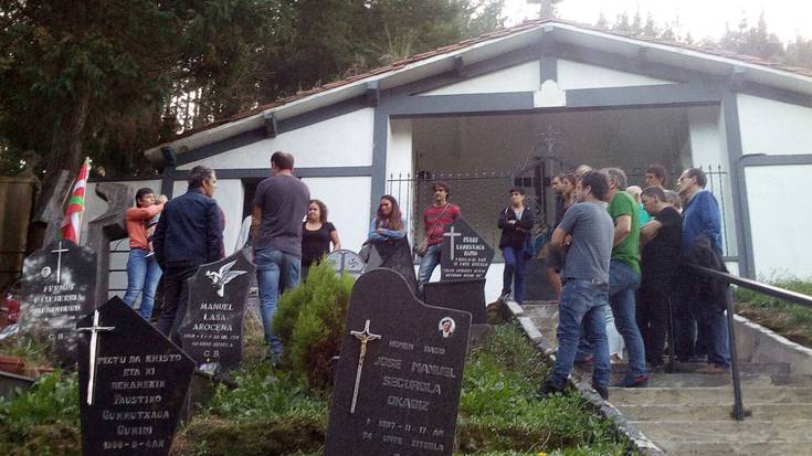 Angel Otaegi gogoan izan dute Nuarbeko hilerrian, haren fusilamenduaren 42. urtemugan