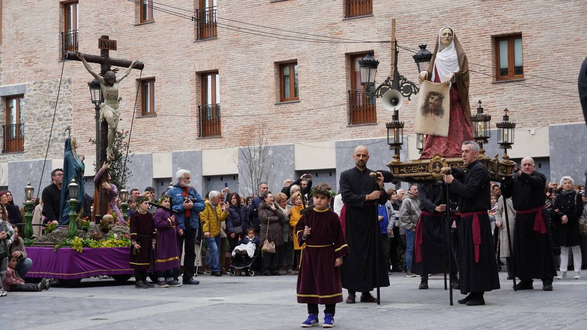Herritar asko batu du kalean Ostiral Santuko prozesioak
