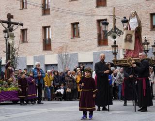 Herritar asko batu du kalean Ostiral Santuko prozesioak