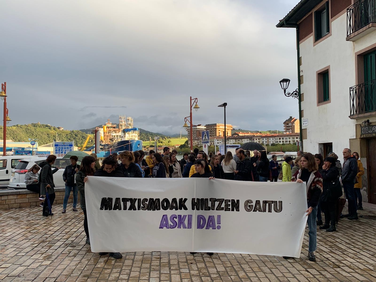 Elkarretaratzea egin dute Soraluzeko emakumearen hilketa salatzeko