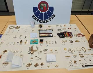 Pertsona bat atxilotu dute eta beste bi ikertzen ari dira, bitxiak lapurtzeagatik