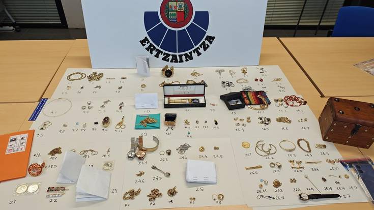 Pertsona bat atxilotu dute eta beste bi ikertzen ari dira, bitxiak lapurtzeagatik