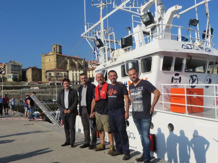 Getariako portuan aurkeztu dute Mediterraneoan erreskate misioetara doan ‘Aita Mari’ ontzia