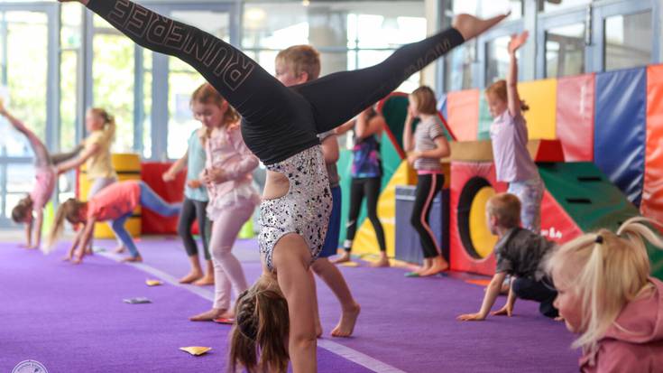 Haurrentzako jarduerak antolatu dituzte ostiraletan Aritzbatalde kiroldegian
