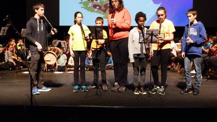 Imanol Urbietaren kantu ezagunekin gozatu du Soreasuk musika eskolakoen jaialdian