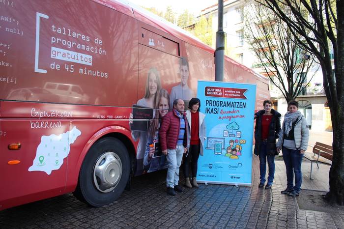 Teknologia berrien "erabilera kritikoa eta kontzientea" bultzatzeko autobusa izango da bost egunez Azpeitian