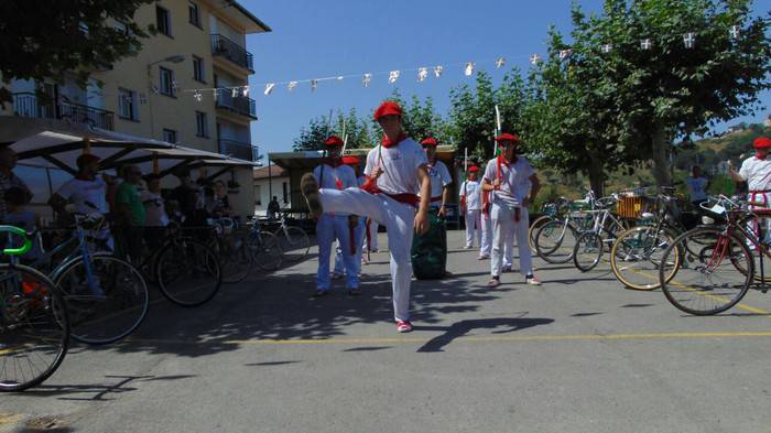 Bizikleta klasikoak eta dantzak atzo, herri kirolen jaialdia gaur Oikian
