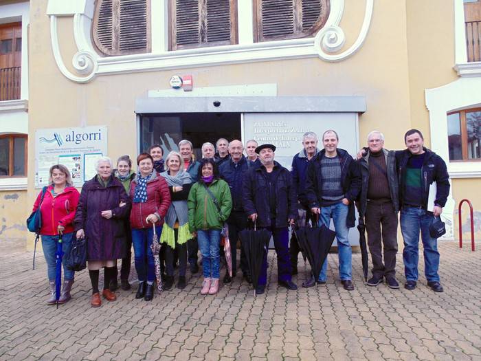 Itsas ondarearen inguruan hizketan, kanpoan euri zaparradak ari ziren bitartean