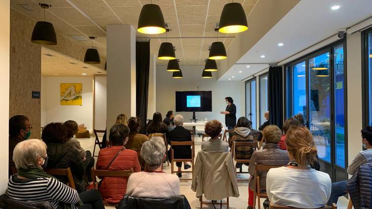 Emakume migratzaileen inguruko mahai-inguru mamitsua eskaini dute Emakumeon* Etxean