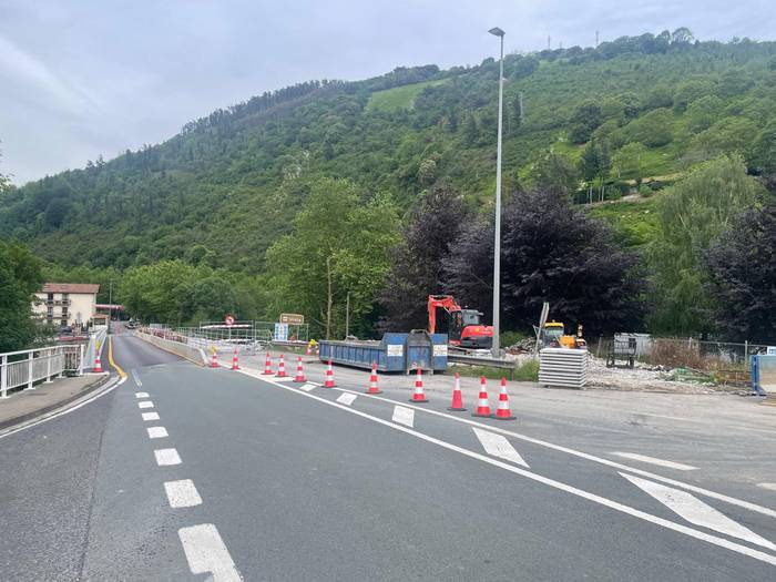 Ezkuztako zubia birgaitzeko lanak bide onean doaz, aurreikuspenak betez