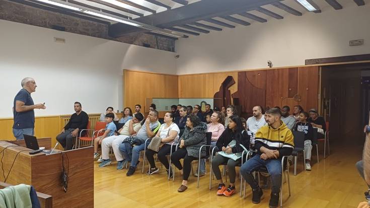 Zumaiara aurten iritsitakoei ongietorria egin diete udaletxean