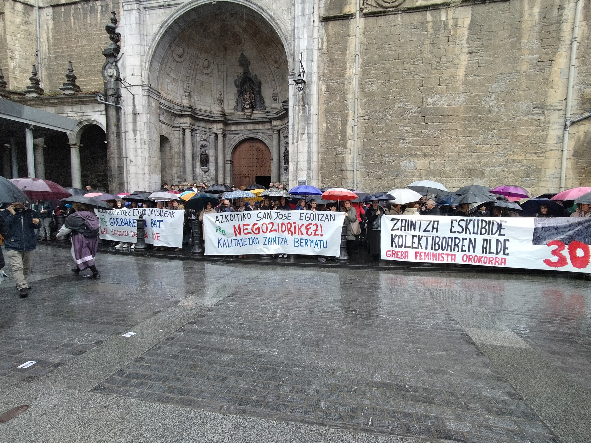 San Andres egunez, grebarekin bat eta zaintza publikoaren alde egin dute