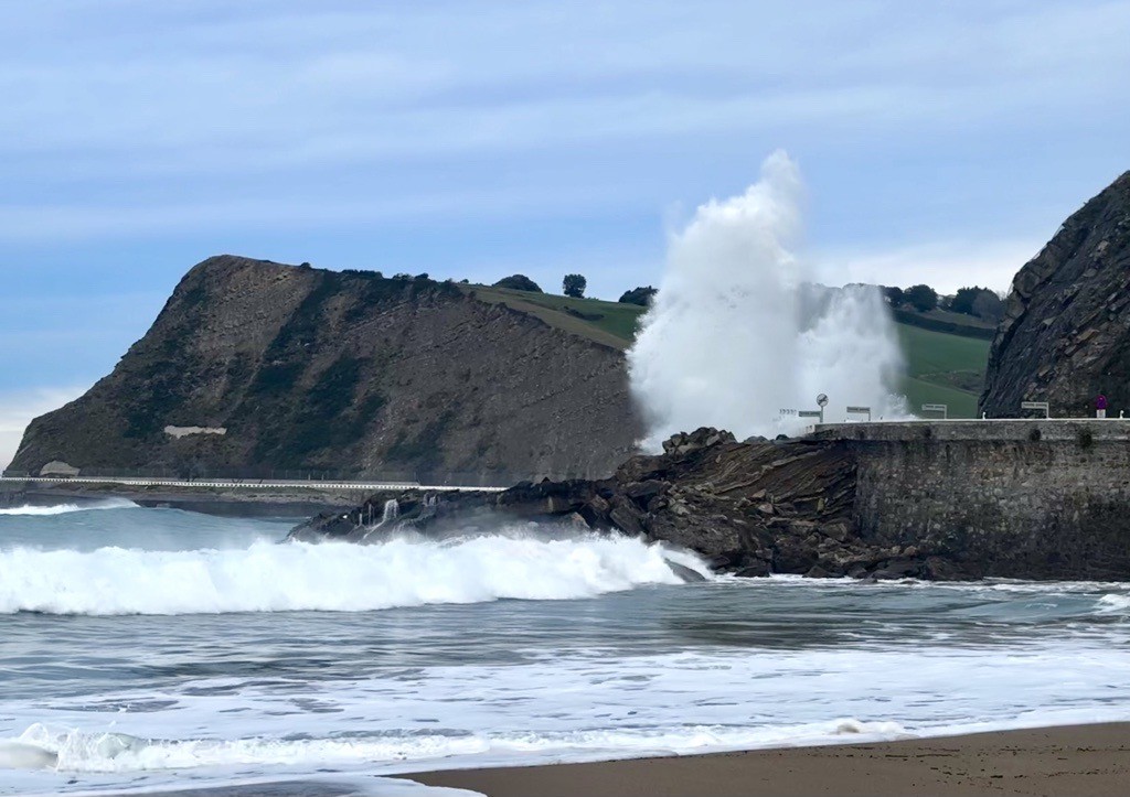 Zumaia eta Getaria arteko errepidea itxi dute itsasbazterreko arrisku maila handiagatik