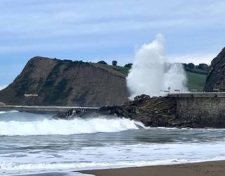 Zumaia eta Getaria arteko errepidea itxi dute itsasbazterreko arrisku maila handiagatik
