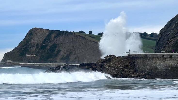 Zumaia eta Getaria arteko errepidea itxi dute itsasbazterreko arrisku maila handiagatik