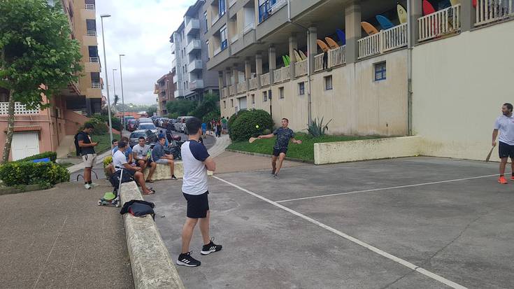 Lehen pilotakadak eman dituzte Itzurungo pala txapelketan