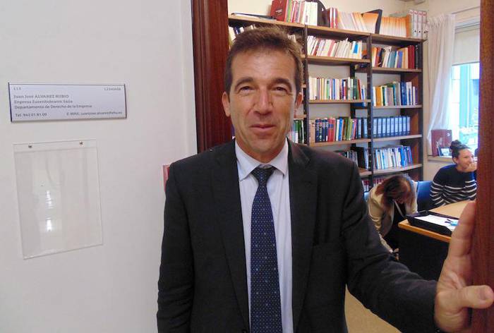 "Legalitateak baimentzen duena baino urrunago ari da joaten Espainia"