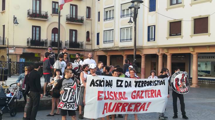 Elkarretaratzea egin dute "euskal gazteen kontrako erasoak" salatzeko