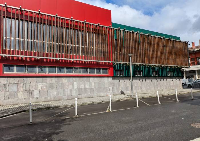 Udalak zortzi aparkaleku berri prestatuko ditu epaitegiaren ondoan