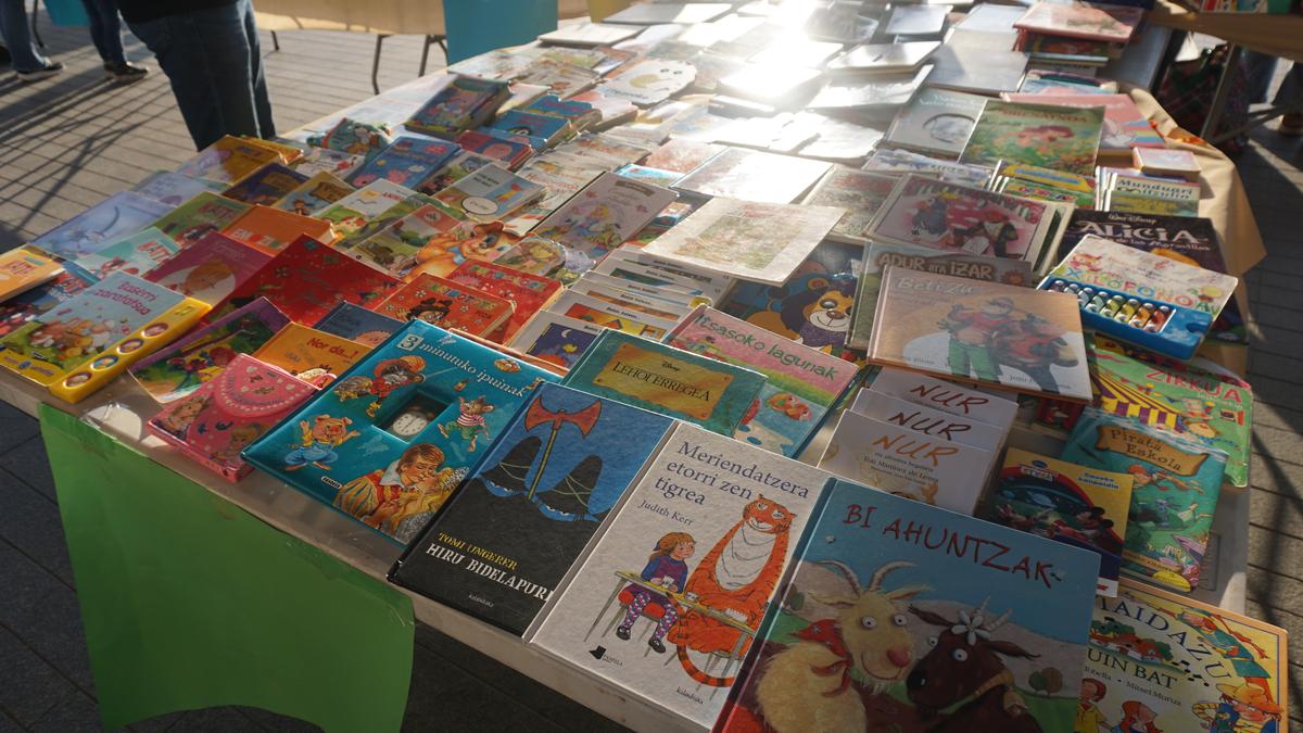 Esmeraldas en Palabras ekimenak 413 liburu eta material didaktiko bildu ditu Ekuadorrera bidaltzeko