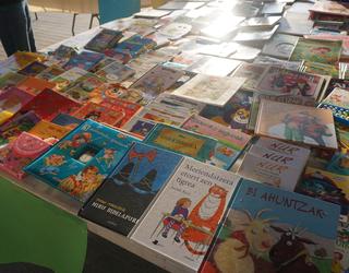 Esmeraldas en Palabras ekimenak 413 liburu eta material didaktiko bildu ditu Ekuadorrera bidaltzeko