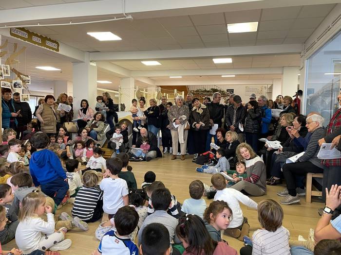 Bilobak aiton-amonekin abesten ikastolan