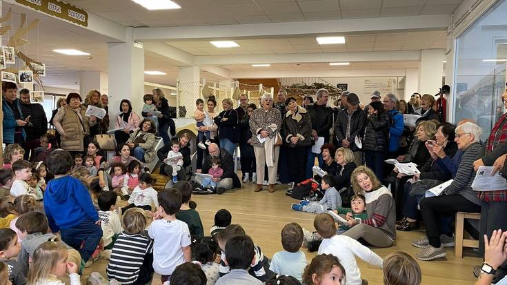 Bilobak aiton-amonekin abesten ikastolan