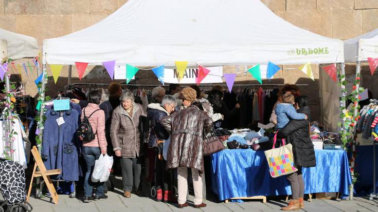 Beherapen Azoka jendetsua Balda Plazan