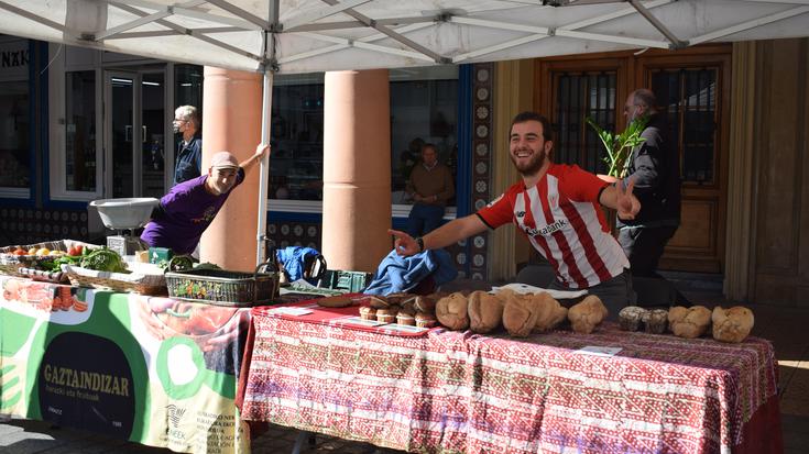 Giro paregabearekin egin dute Ekonomia alternatibo eta solidarioaren Zarauzko VII. Azoka