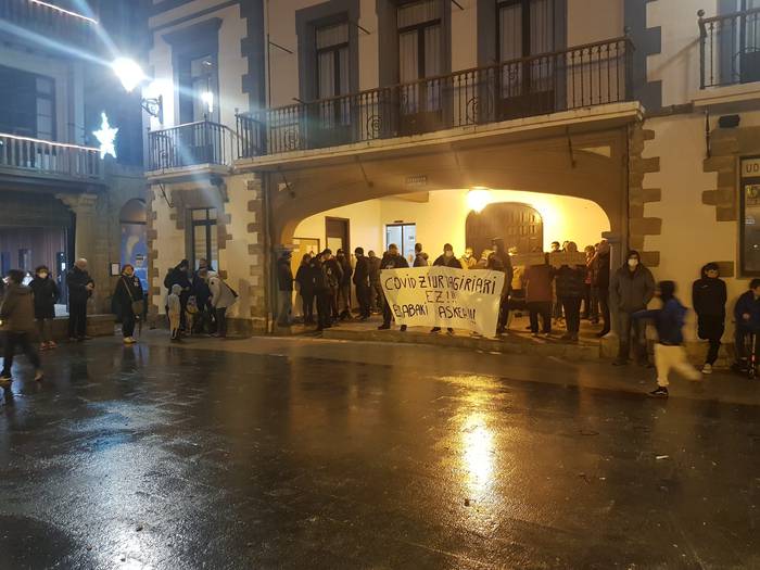 COVID ziurtagiriaren aurka elkarretaratu dira getariarrak