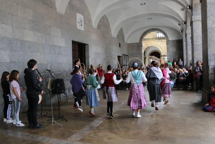 Euskal musika dantzaz eta doinuz bete da Azkoitiko Kontzejupea