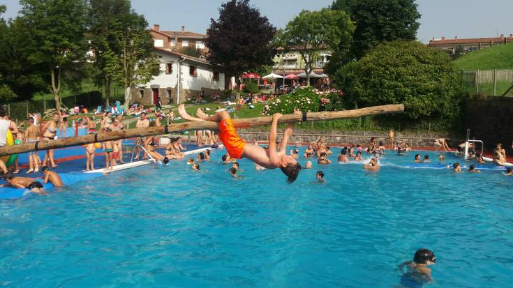 Buruhandien arteko ezkontzak eman die hasiera Aiako jaiei