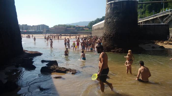 HARA! Hondartzatik moilara oinez, Zarautzen