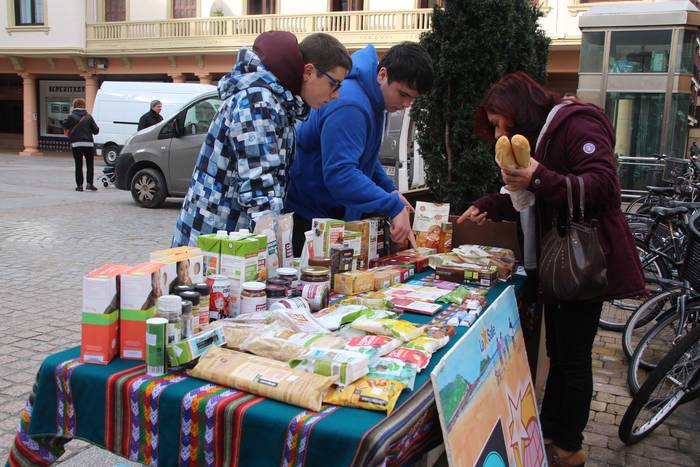 Bidezko merkataritzako produktuak saltzeko postua jarri du Zarauzko La Sallek