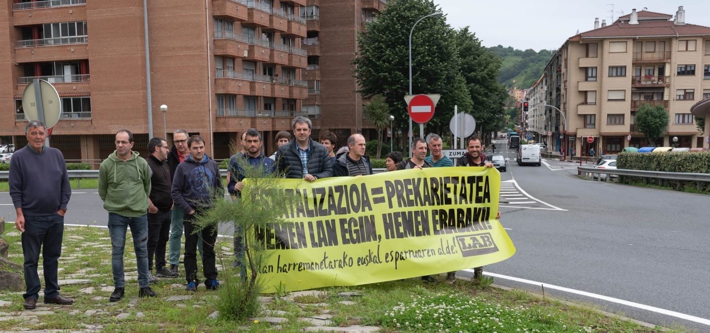 Prekarietatea salatzeko elkarretaratzea egin dute gaur Estazioko biribilgunean