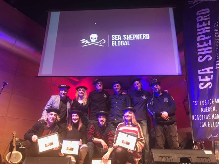 Balea salbatu zuten Zarauzko surflariak omendu dituzte