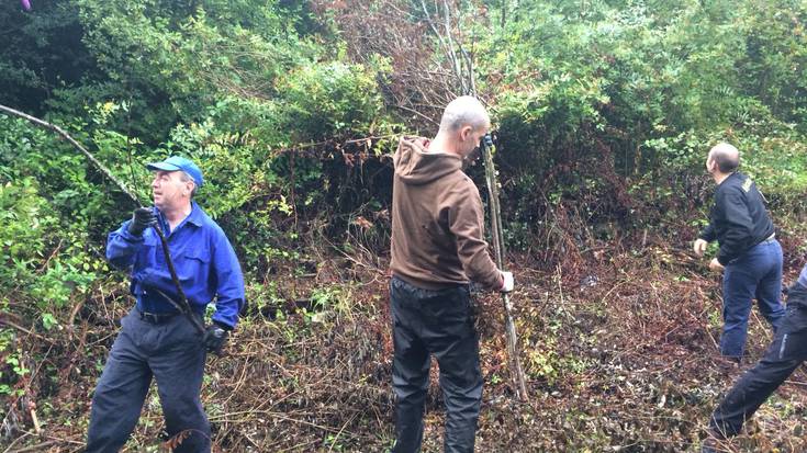 Bidea egiten, auzolanean