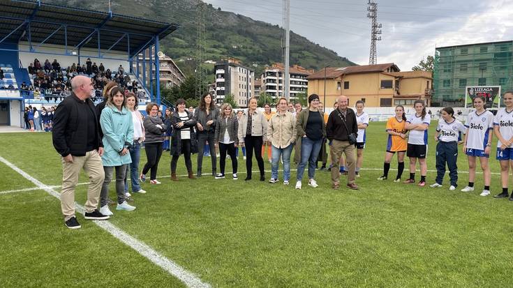 Oinordekoen omenaldia jaso dute Lagun Onaken hasierako emakume futbolariek