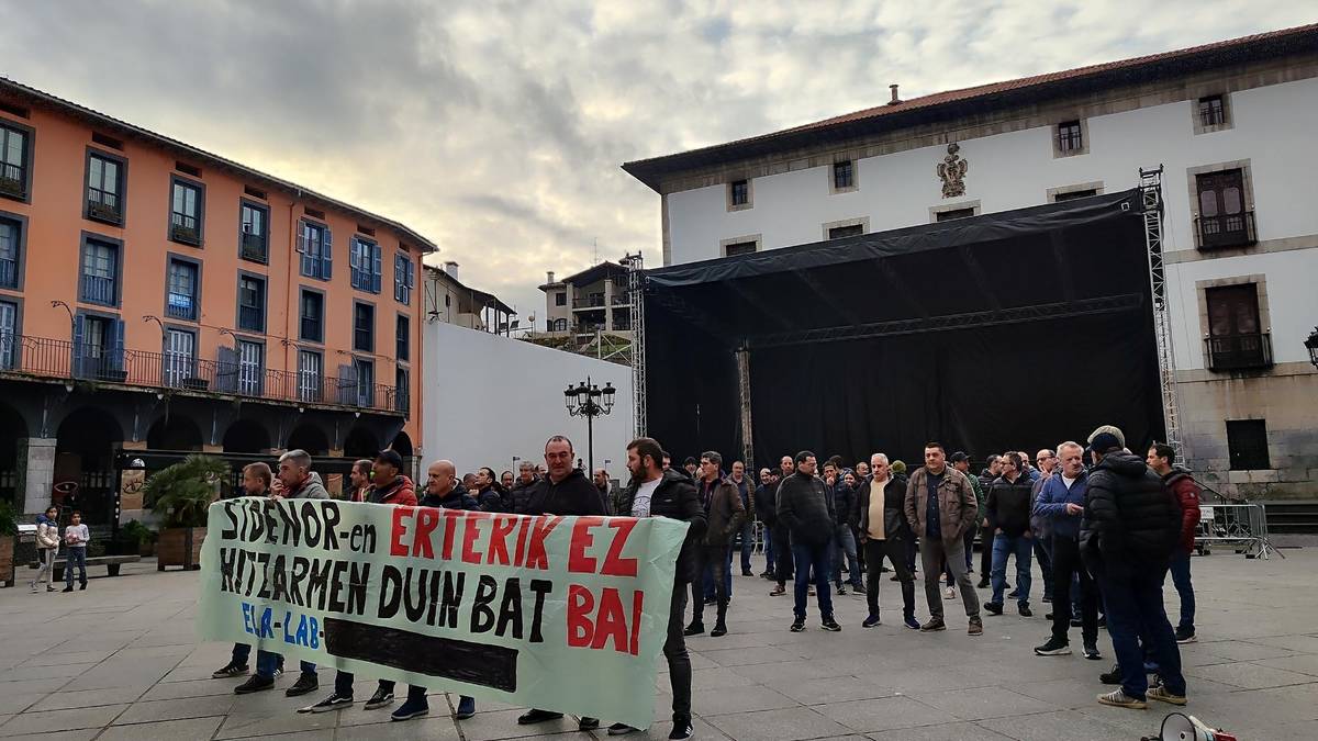 Protesta zaratatsua egin dute Sidenorreko langileek plazan