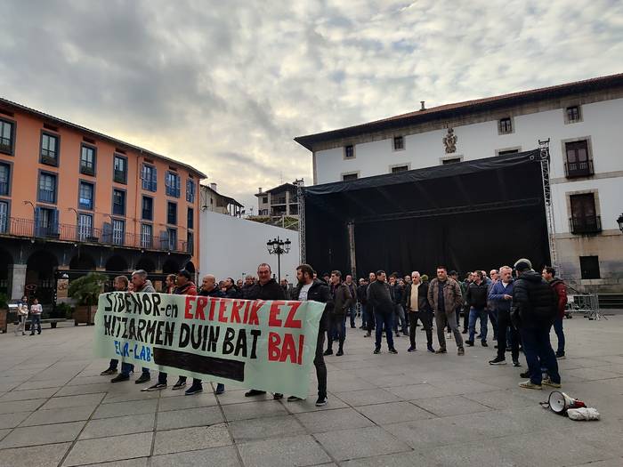 Protesta zaratatsua egin dute Sidenorreko langileek plazan