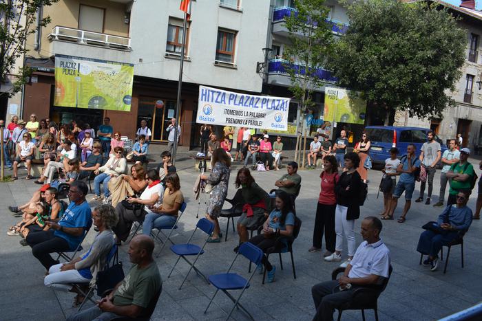 Bizitza plataforma Plazaz plaza topaketa egiten ari da Zestoan