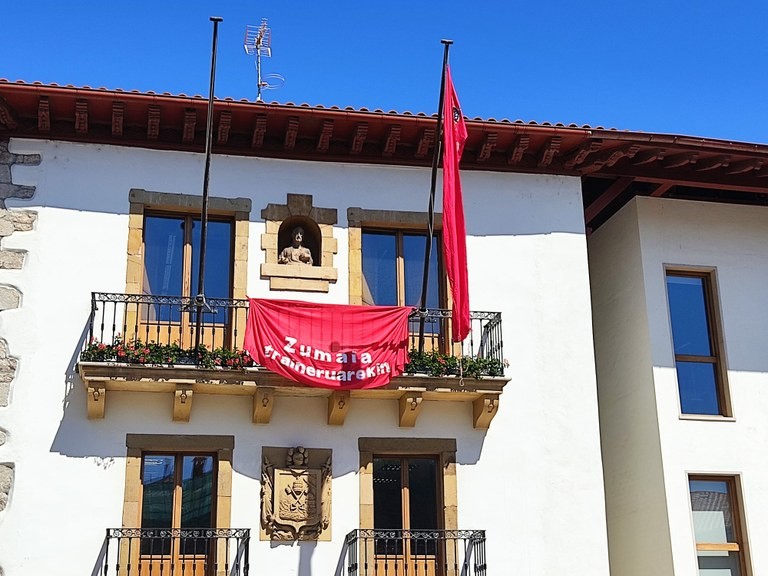 Arraunlariak animatzeko igandean balkoiak gorriz apaintzera deitu dituzte herritarrak
